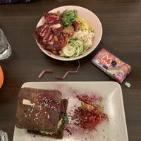 I am quite special burger & inspa bowl of goodness 🥰 at Vegan Inspiratsioon in Tallinn
