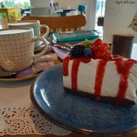 White cake with berries at Romeow Cat Bistrot in Rome