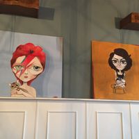 Qualche caricatura tra le tante appese alle pareti  at Romeow Cat Bistrot in Rome