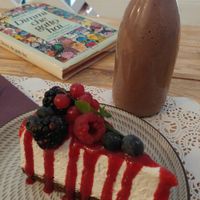 White cake and smoothie at Romeow Cat Bistrot in Rome