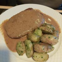 Bistec vegano con gravy y patatas at Estacion Quimera in Malaga