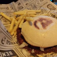 Hamburguesa estilo "smash" at Estacion Quimera in Malaga