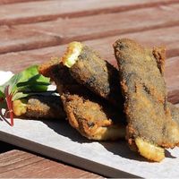 Pescado terrestre vegano con mayonesa vegetal at Estacion Quimera in Malaga