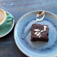 Café con Brownie vegano caliente (muy bueno) at Ikaro Cafe in Santa Marta