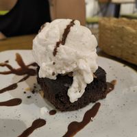 Brownie vegano con helado de lavanda at Ikaro Cafe in Santa Marta