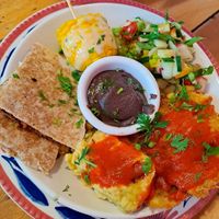 Amo Flor de Loto, es súper delicioso, los precios son una locura y el ambiente y atención te hacen sentir como en casa. 20/10 at Flor de Loto in Cali