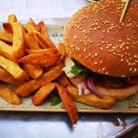Vegan burger mit Pommes at Cafe Lila in Regensburg
