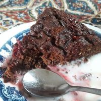 Torta de chocolate vegano y yogurt de soya at Prana in Envigado