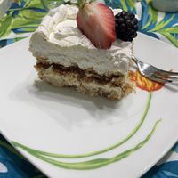 Porzione di torta pan di Spagna con crema e ricoperta di panna e frutta fresca   at Pasticceria Jerry in Orbassano
