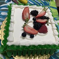 Torta pan di Spagna con crema, ricoperta di panna e guarnita con frutta fresca   at Pasticceria Jerry in Orbassano