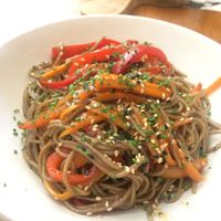 Stir fry noodles con salsa de sésamo (súper sabrosos) at Valentin in A Coruna