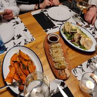 Boniato (sin miel), gyozas vegetarianas y falafel. Son unos entrantes buenisimos!  at Valentin in A Coruna