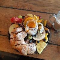 Süßes Frühstück mit Croissants, Maronenaufstrich, hausgemachtem Aufstrich und Marmelade. Obst und Kokos-Amaranth-Joghurt at Geh Veg in Berlin