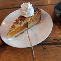 Pfirsich-Streuselkuchen mit Schlagsahne 🍑 at Geh Veg in Berlin