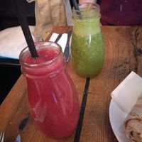 Roter und grüner Smoothie at Geh Veg in Berlin