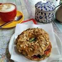 Bagel und Cappuccino at Geh Veg in Berlin