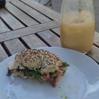 Mango-Lassi und Veta Bagel. Leider zu spät an das Foto gedacht... at Geh Veg in Berlin