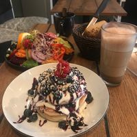 Blaubeer Pancakes und Herzhaftes Frühstück (verschiedener Hummus, Sprossen, Obst und Tempeh, dazu Brötchen) at Geh Veg in Berlin