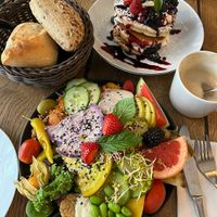 Herzhaftes Frühstück und Blaubeere Pancakes   at Geh Veg in Berlin