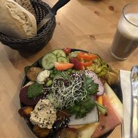 Herzhaftes Frühstück / Latte Macchiato mit Hafermilch  at Geh Veg in Berlin