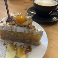 Schwedischer Apfelkuchen / Flat White mit Hafermilch  at Geh Veg in Berlin