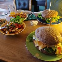 Nacho Burger und Chili Pommes at Vegano in Gross-gerau