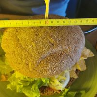 18 cm megagroßer Burger at Vegano in Gross-gerau
