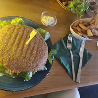 Crispy Burger und Pommes at Vegano in Gross-gerau