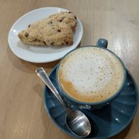 Scone y café con bebida de arroz at Bohemian Lane in Bilbao