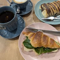 tasteless croissant, industrial pan au chocolate and flavourless tea at Bohemian Lane in Bilbao