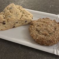 Scone y cookie de avena  at Bohemian Lane in Bilbao
