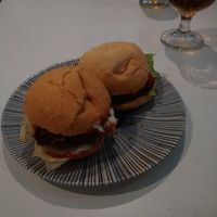 2 tapas de mini hamburguesa at El Oju in Granada