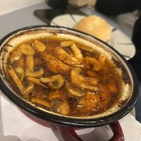 Gambitas al ajillo y champis   at El Oju in Granada