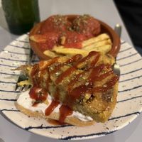 Dos tapas de tortilla y albóndigas   at El Oju in Granada