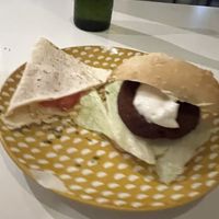 Tapas de quesadilla y choripán  at El Oju in Granada