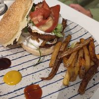 Lentil burger with bacon and cheese at El Oju in Granada