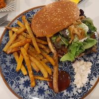 hamburguesa vegana at El Oju in Granada