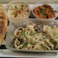 Duo Houmous et dip carotte + pain. Tagliatelles champignons et faux-mage at Mezzaluna in Saint-laurent-blangy