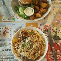 Plat (hamburger et linguine aux champignons) at Mezzaluna in Saint-laurent-blangy
