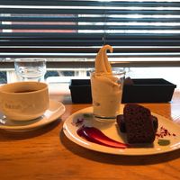 Softcream and chocolate cake at 8ablish Cafe in Tokyo