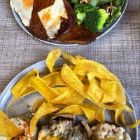 Seitan, papa fritas, ensalada, chips de plátano.. at Frutos del Sol in Cali