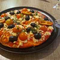 Pizza mediterana with vegan cheese at Frutos del Sol in Cali