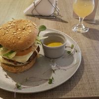 Doible hamburguesa with lentils and chickpeas at Frutos del Sol in Cali