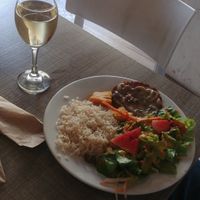 Menú del día: rice, salad & legume-based patty with light beverage at Frutos del Sol in Cali