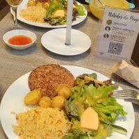 Menú del día: rice, small potatoes, salad & legume-based patty with light beverage at Frutos del Sol in Cali