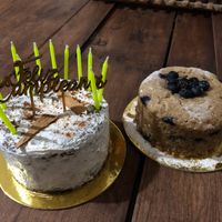 Torta de canela y manzana (izq.) y torta de limón y arándanos (der.) / Cinnamon and apple cake (left) and lemon and blueberries cake (right) at Vegan Bambú in Bogota