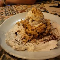 Apple crumble with cinnamon cream at VEGA - Luna in Madrid