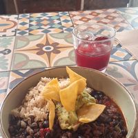 Menu del dia. Prato principal: Chili com carne vegana, arroz, chips y guacamole at VEGA - Luna in Madrid