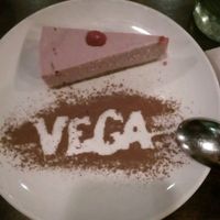 blackberry raw vegan cake at VEGA - Luna in Madrid