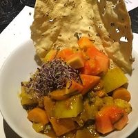 Tikka Masala con vegetales, papaya y quinoa. Para chuparse los dedos at VEGA - Luna in Madrid